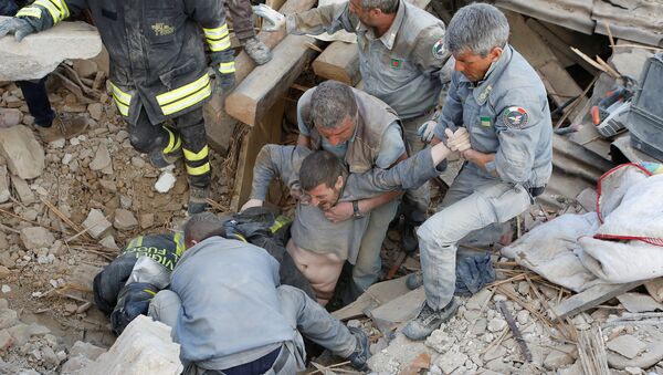 Работа итальянских спасателей на завалах после землетрясения - Sputnik Беларусь