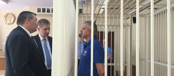 Шереверя перед прениями сторон разговаривает с адвокатами Шереверя перед прениями сторон разговаривает с адвокатами - Sputnik Беларусь