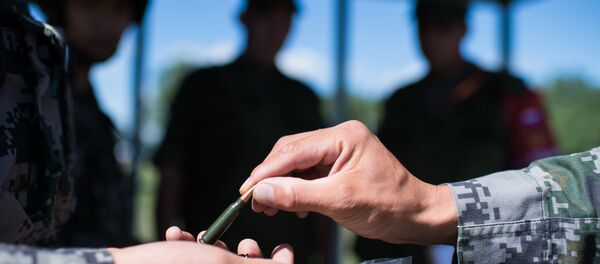 Военнослужащие во время получения боеприпасов на огневом рубеже, архивное фото - Sputnik Беларусь