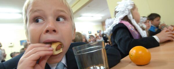 Школьники в столовой Школьники в столовой - Sputnik Беларусь