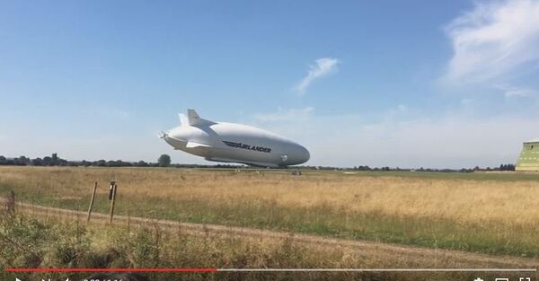 Кадр из видео падения самого крупного воздушного судна Кадр из видео падения самого крупного воздушного судна - Sputnik Беларусь