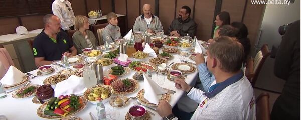 Александр Лукашенко угощает Стивена Сигала - Sputnik Беларусь