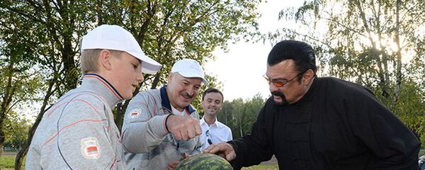 Александр Лукашенко и Стивен Сигал, 24 августа 2016 года - Sputnik Беларусь