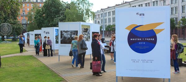 Пятая выстава Мастак і горад на плошчы Якуба Коласа ў Мінску была прадстаўлена творчасцю Валянціна Губарава - Sputnik Беларусь