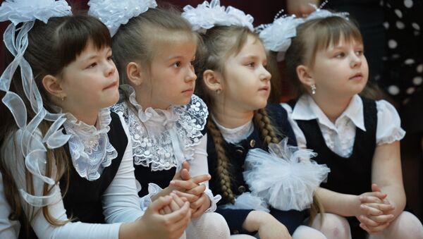 Ученики на празднике в школе - Sputnik Беларусь