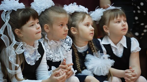 Ученики на празднике в школе - Sputnik Беларусь