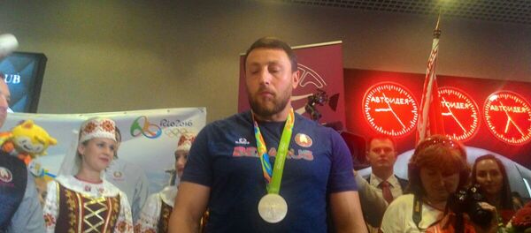 Легкоатлет Иван Тихон в аэропорту Легкоатлет Иван Тихон в аэропорту - Sputnik Беларусь