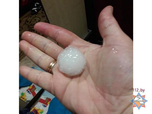 Размер градин поразил местных жителей - Sputnik Беларусь