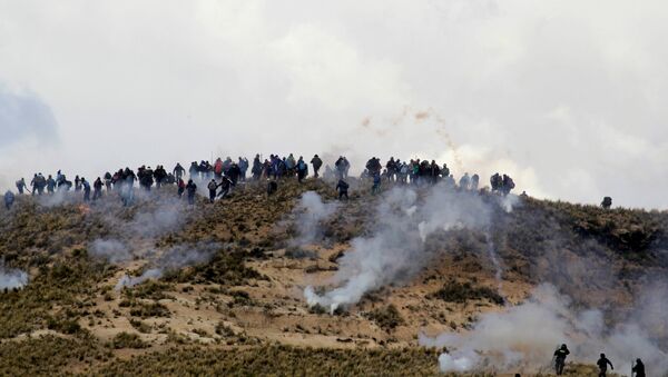 Шахтеры во время столкновений с сотрудниками ОМОНа во время акции протеста против политики правительства президента Боливии Эво Моралеса - Sputnik Беларусь