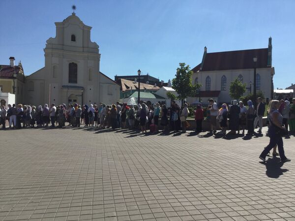 Очередь из желающих поклониться Минской иконе Божьей Матери растянулась на всю соборную площадь - Sputnik Беларусь