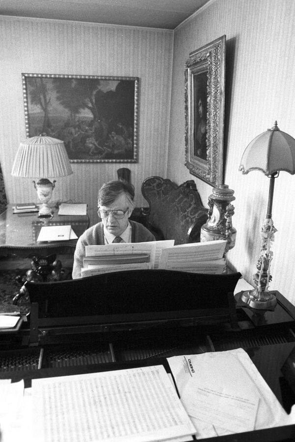 Композитор Раймонд Паулс дома за работой - Sputnik Беларусь