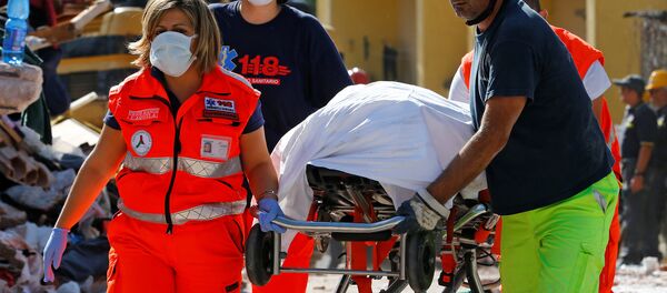 Спасатели транспортируют труп погибшего в результате землетрясения Спасатели транспортируют труп погибшего в результате землетрясения - Sputnik Беларусь