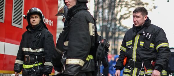 Сотрудники пожарной службы на тушении возгорания, архивное фото Сотрудники пожарной службы на тушении возгорания, архивное фото - Sputnik Беларусь