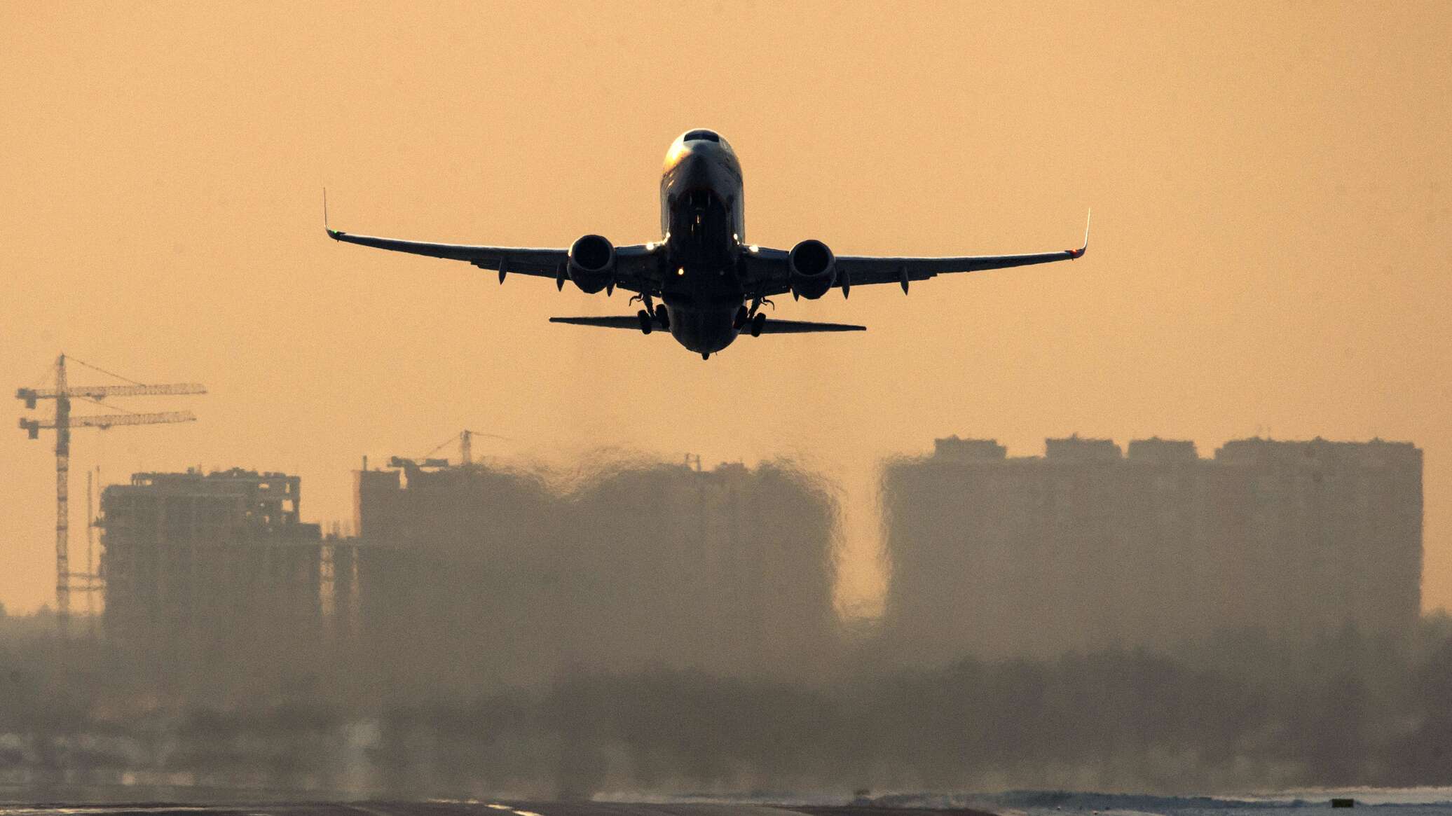 Авиационный коллапс: компании по всему миру переносят или отменяют рейсы