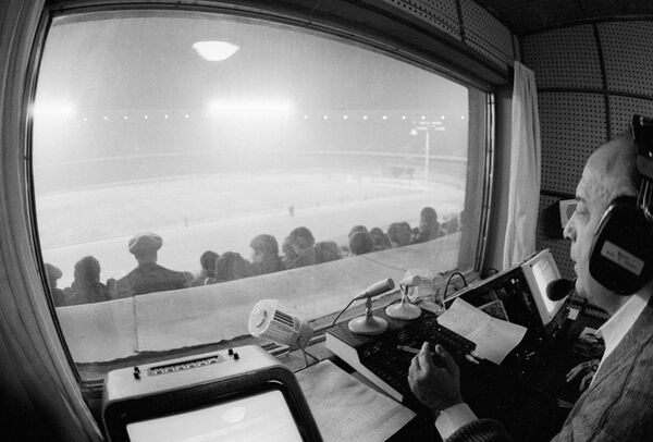 Спортивный комментатор Котэ Махарадзе в комментаторской кабине - Sputnik Беларусь