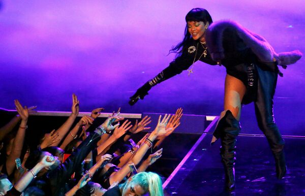 Рианна во время выступления на MTV Video Music Awards в Нью-Йорке Рианна во время выступления на MTV Video Music Awards в Нью-Йорке - Sputnik Беларусь