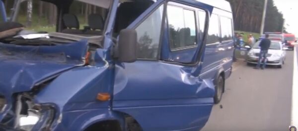 МЧС опубликовало видео с пострадавшей на М4 маршруткой - Sputnik Беларусь