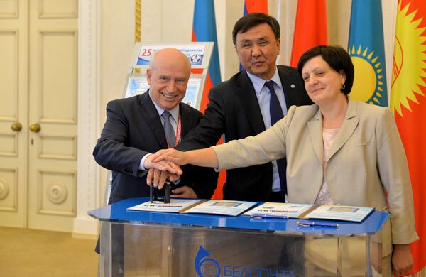 Исполнительный секретарь СНГ Сергей Лебедев, посол Кыргызстана Кубанычбек Омуралиев и заместитель министра связи и информатизации Беларуси Наталья Гордеенко Исполнительный секретарь СНГ Сергей Лебедев, посол Кыргызстана Кубанычбек Омуралиев и заместитель министра связи и информатизации Беларуси Наталья Гордеенко - Sputnik Беларусь