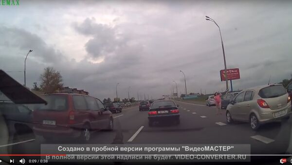 Видеофакт: девушка в нижнем белье бросалась под машины на МКАД - Sputnik Беларусь