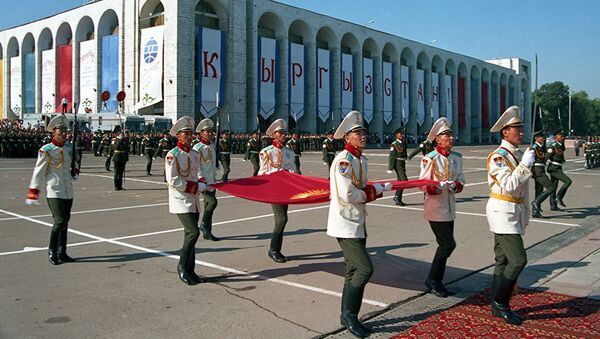 Поднятие первого флага независимого Кыргызстана, архивное фото - Sputnik Беларусь