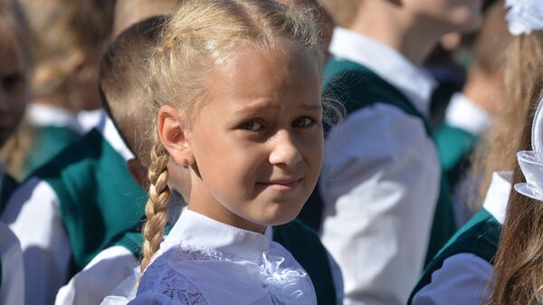Школьница на линейке, архивное фото - Sputnik Беларусь