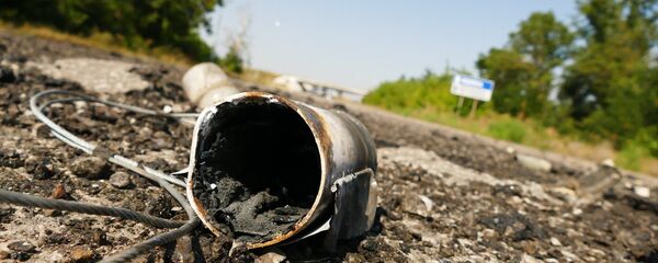 Снаряд на территории территорию Донецкой фильтровальной станции на линии соприкосновения в Донбассе между городами Ясиноватая и Авдеевка - Sputnik Беларусь