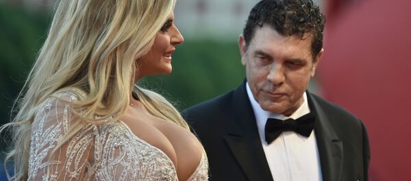 Актриса и модель из Эквадора Франческа Чиприани со своим спутником, итальянским продюсером Джованни Коттоне Актриса и модель из Эквадора Франческа Чиприани со своим спутником, итальянским продюсером Джованни Коттоне - Sputnik Беларусь