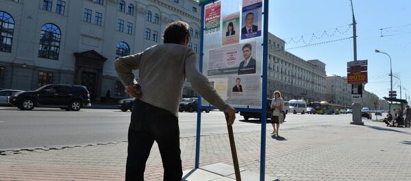 Стенд с листовками кандидатов в депутаты. - Sputnik Беларусь
