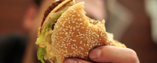 Реклама навязчиво убеждает нас в исключительных свойствах фастфуда, потребителю тяжело сто раз услышать и ни разу не попробовать - Sputnik Беларусь