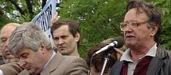 Алесь Адамович выступает на митинге в Лужниках – редкие архивные кадры - Sputnik Беларусь