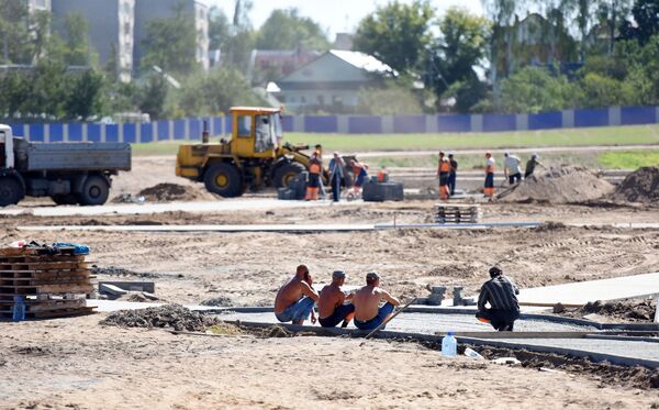 Рогачевский топоним Болото лет через десять местные жители могут и не вспомнить. Его осушили и выкопали два озера. Строители спешат выложить тротуарной плиткой красивую набережную Рогачевский топоним Болото лет через десять местные жители могут и не вспомнить. Его осушили и выкопали два озера. Строители спешат выложить тротуарной плиткой красивую набережную - Sputnik Беларусь