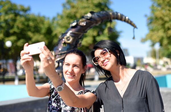 Символ Рогачева – рог украинский мастер Дмитрий Мартынков воплотил в металле. Композиция установлена рядом с обновленным фонтаном в центре города Символ Рогачева – рог украинский мастер Дмитрий Мартынков воплотил в металле. Композиция установлена рядом с обновленным фонтаном в центре города - Sputnik Беларусь