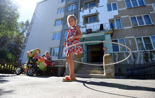 Повезло не только центральным улицам. Дом №2 на 1-м Вокзальном переулке одевают в шубу Повезло не только центральным улицам. Дом №2 на 1-м Вокзальном переулке одевают в шубу - Sputnik Беларусь