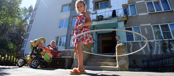 Девочка во дворе дома - Sputnik Беларусь