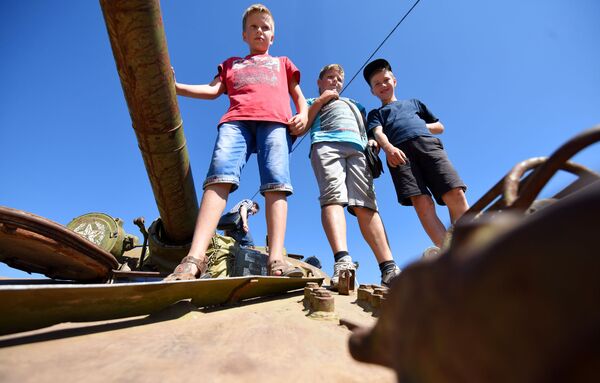 Суровые рогачевские парни рассказали нам про аллею военной техники. Любители World of Tanks удивили познаниями про Т-72 и другие экспонаты Суровые рогачевские парни рассказали нам про аллею военной техники. Любители World of Tanks удивили познаниями про Т-72 и другие экспонаты - Sputnik Беларусь