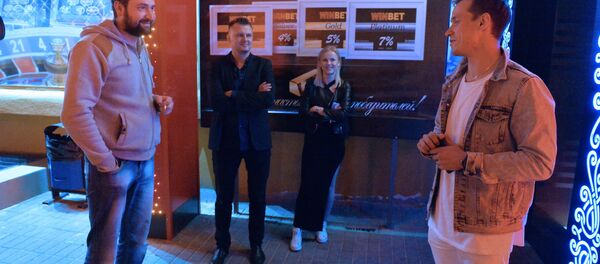 Прохожие порой вступали в диспуты с организаторами кастинга - Sputnik Беларусь