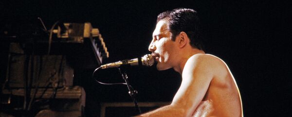 Фредди Меркьюри, солист рок-группы Queen, во время концерта 8 сентября 1984 года - Sputnik Беларусь