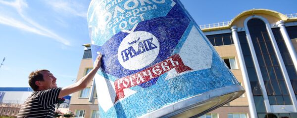 Отреставрированный памятник сгущенке в Рогачеве Отреставрированный памятник сгущенке в Рогачеве - Sputnik Беларусь