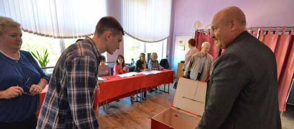 Назіральнік правярае, ці ёсць несанкцыянаваны ўкід бюлетэняў Назіральнік правярае, ці ёсць несанкцыянаваны ўкід бюлетэняў - Sputnik Беларусь