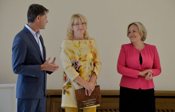 Директор Национального исторического музея Олег Рыжков, автор выставки Ирена Гудиевская, заместитель министра иностранных дел Елена Купчина (слева направо) - Sputnik Беларусь