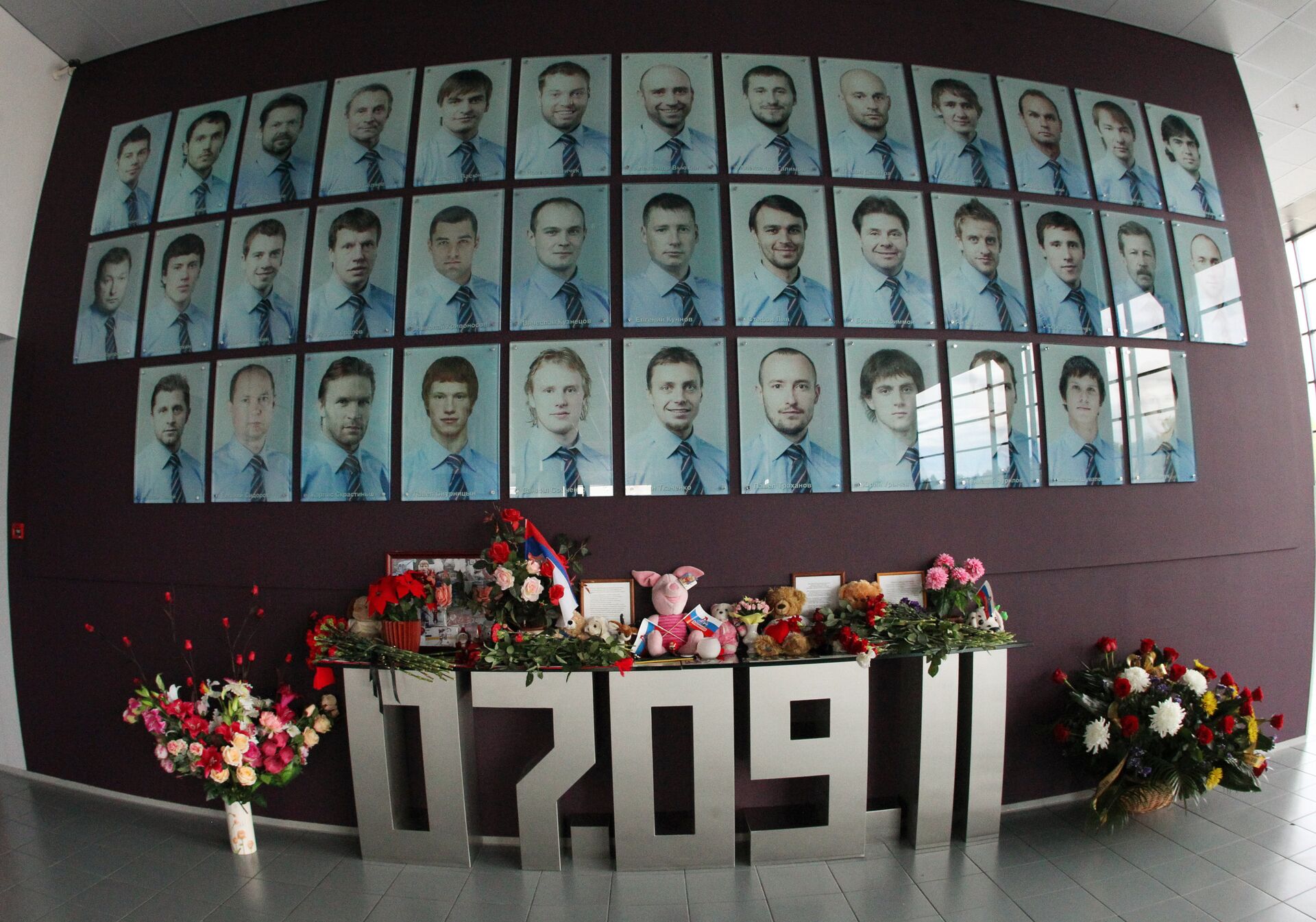 Мемориальная стена в память о членах хоккейного клуба Локомотив Мемориальная стена в память о членах хоккейного клуба Локомотив - Sputnik Беларусь, 1920, 28.08.2025