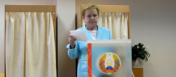 Видеофакт: глава ЦИК сделала свой парламентский выбор досрочно - Sputnik Беларусь