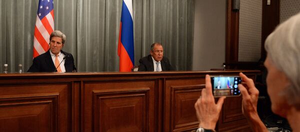 Министр иностранных дел РФ Сергей Лавров (справа) и государственный секретарь США Джон Керри - Sputnik Беларусь