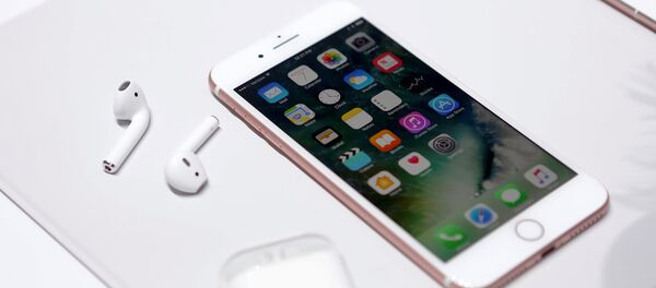 iPhone 7 и беспроводные наушники - Sputnik Беларусь