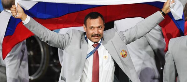 Директор Республиканского центра олимпийской подготовки по легкой атлетике Андрей Фомочкин с флагом России - Sputnik Беларусь