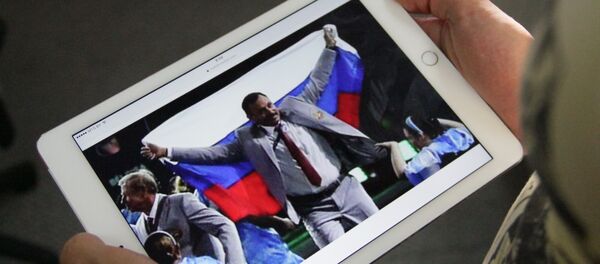 Беларус вынес сцяг РФ на знак падтрымкі спартоўцаў - Sputnik Беларусь