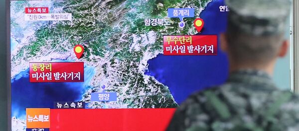 Солдат смотрит репортаж о сейсмической активности в КНДР - Sputnik Беларусь