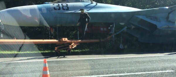 Самолет на трассе Самолет на трассе - Sputnik Беларусь