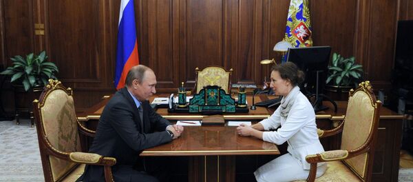 Президент РФ Владимир Путин и Анна Кузнецова, назначенная Уполномоченным при президенте по правам ребенка Президент РФ Владимир Путин и Анна Кузнецова, назначенная Уполномоченным при президенте по правам ребенка - Sputnik Беларусь