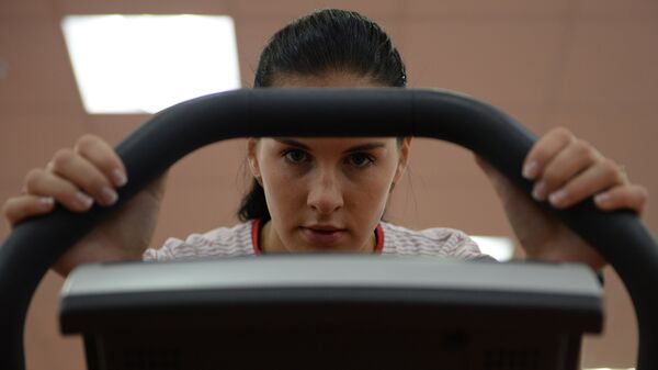 Девушка на беговой дорожке - Sputnik Беларусь